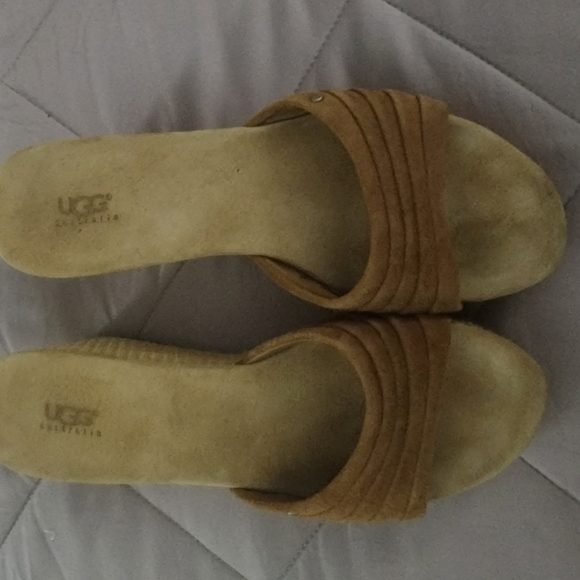 UGG slides Sz 8 - Picture 3 of 6